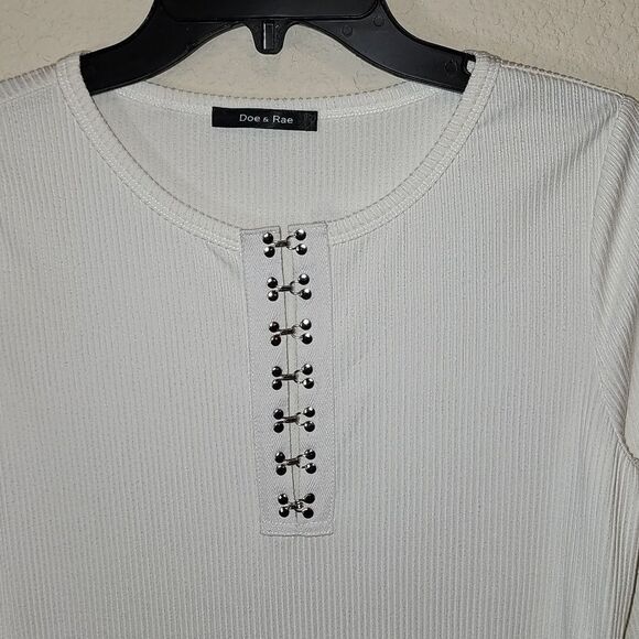 Doe & Rae Ivory Top with silver latches on top and sleeves NWOT - Picture 4 of 6